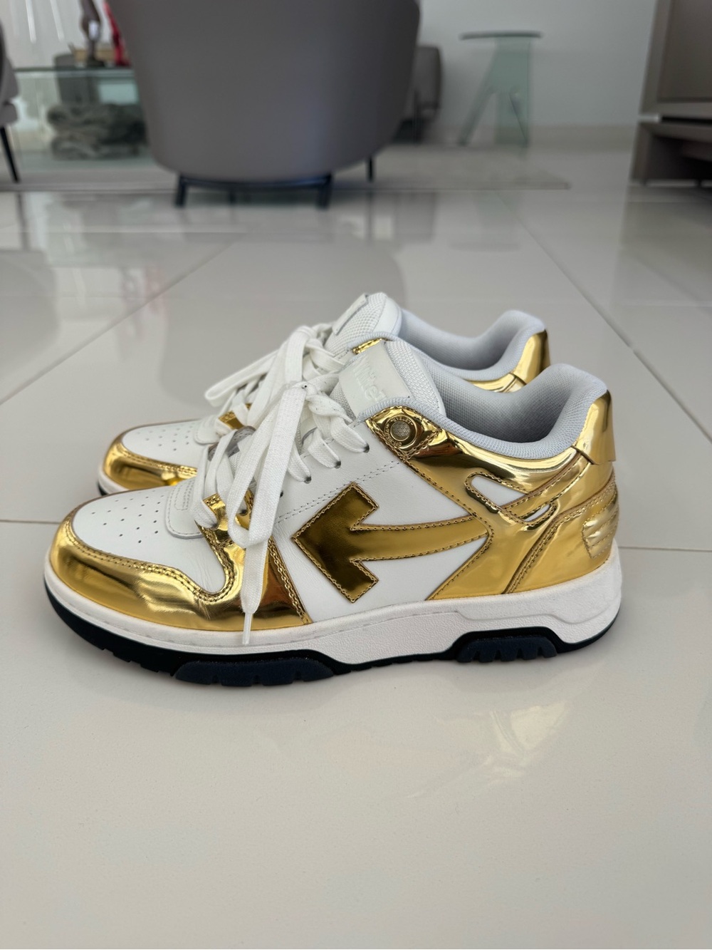Off-White Out of Office Sneakers - Picture 2 of 6